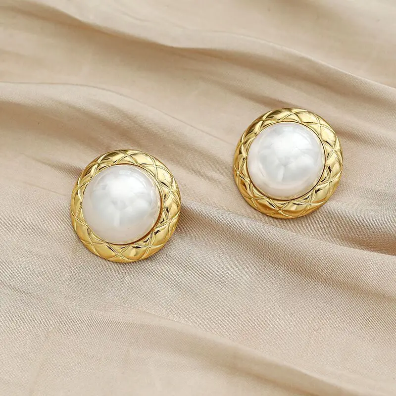 

Trendy Simple Gold Button Shaped Pearl Stud Earrings Female Banquet Temperament Retro Striped Diamond Earrings Earrings