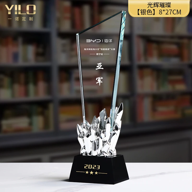 

Хрустальный трофей с золотой отделкой