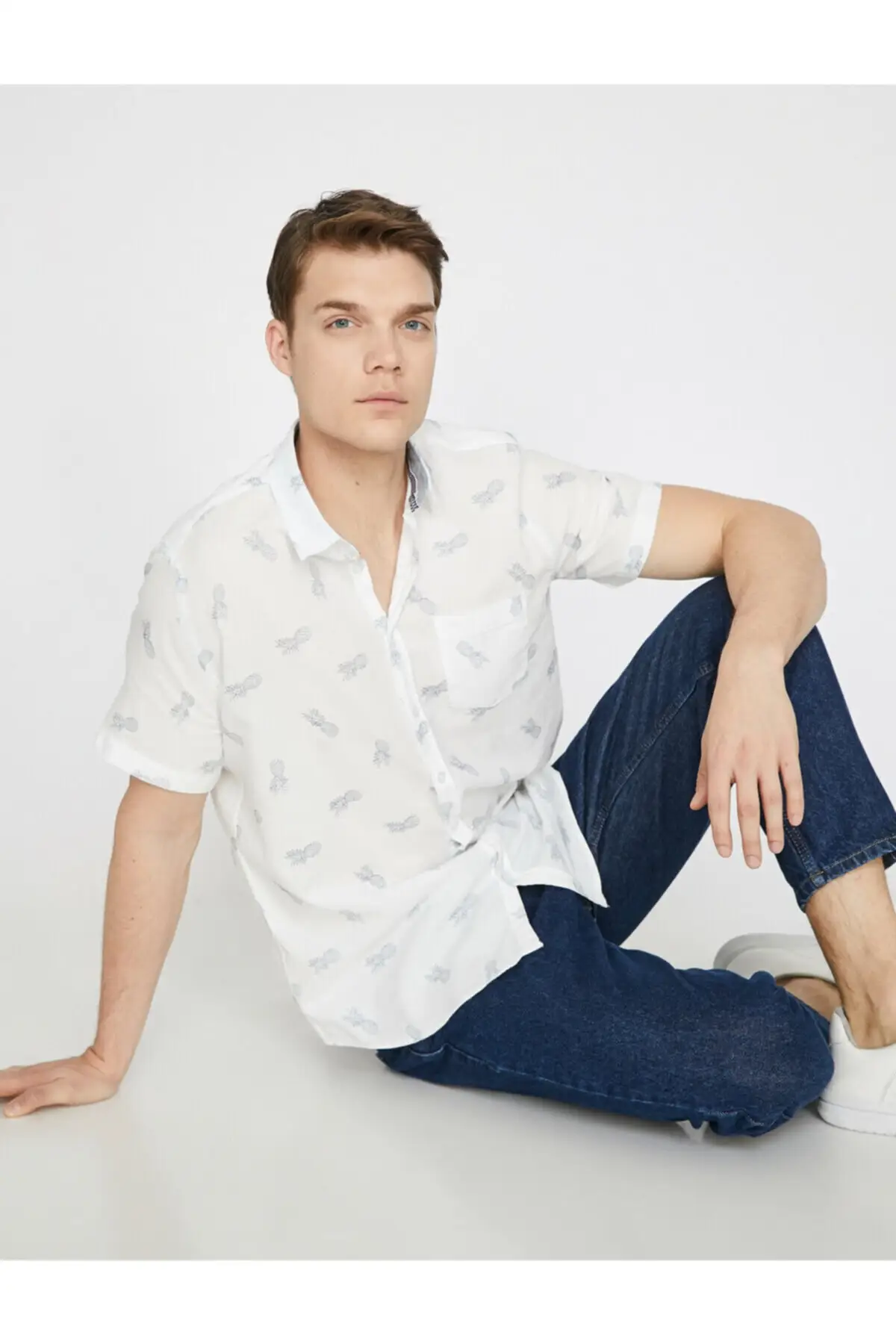 

Men's White Classic Collar Short Sleeve Pocket Detailed Shirt