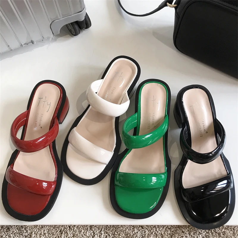 

2022 Summer Red Green Med Heel Women Slipper Fashion Narrow Band Patent Leather Ladies Elegant Sandal Round Toe Dress Slides