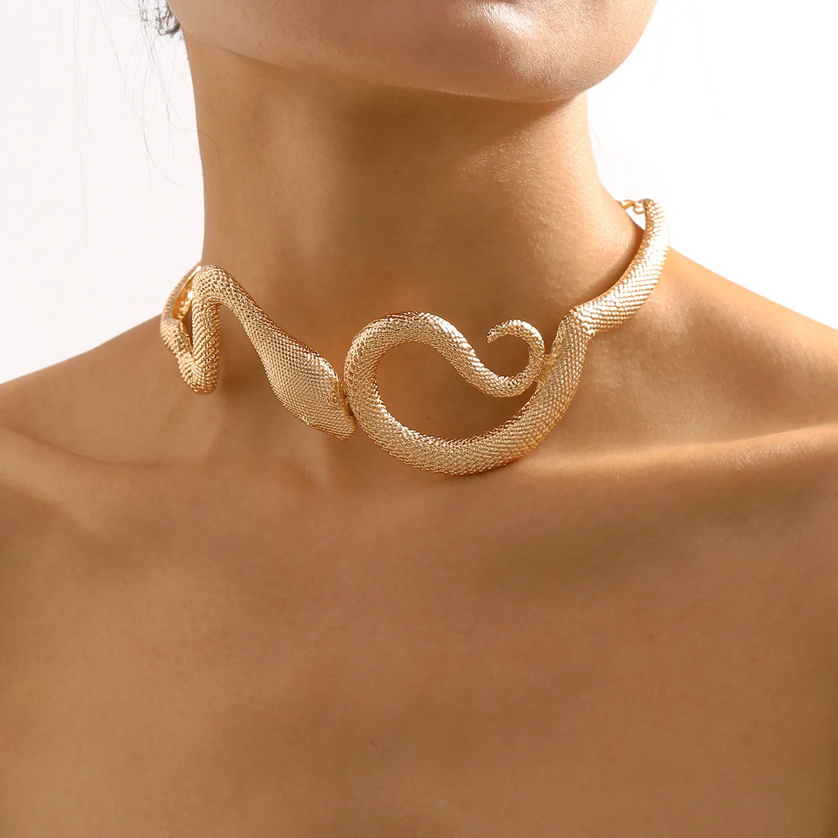 

Exaggerated Metal Wind Choker Stereoscopic Snake Personality Necklace Irregular Vintage Necklace for Women