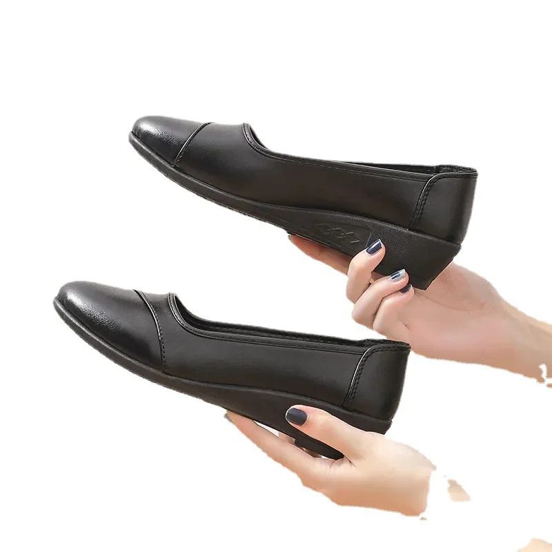 

Женские мягкие кожаные туфли на низком каблуке, удобные сандалии на мягкой подошве для женщин среднего возраста, Рабочая обувь на среднем к...