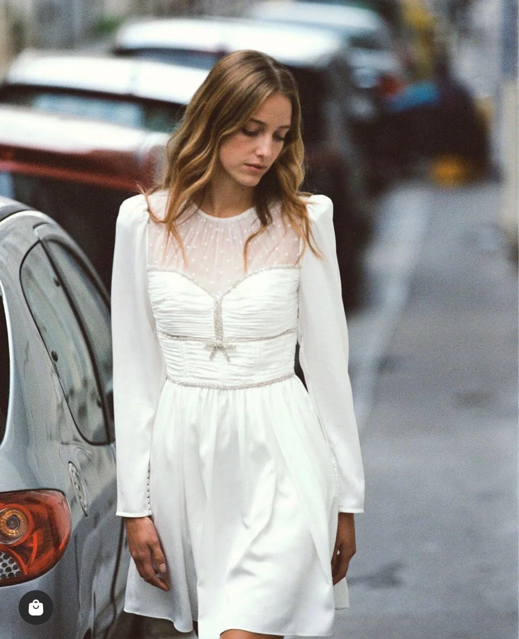 

Женское белое мини-платье с длинным рукавом и бусинами