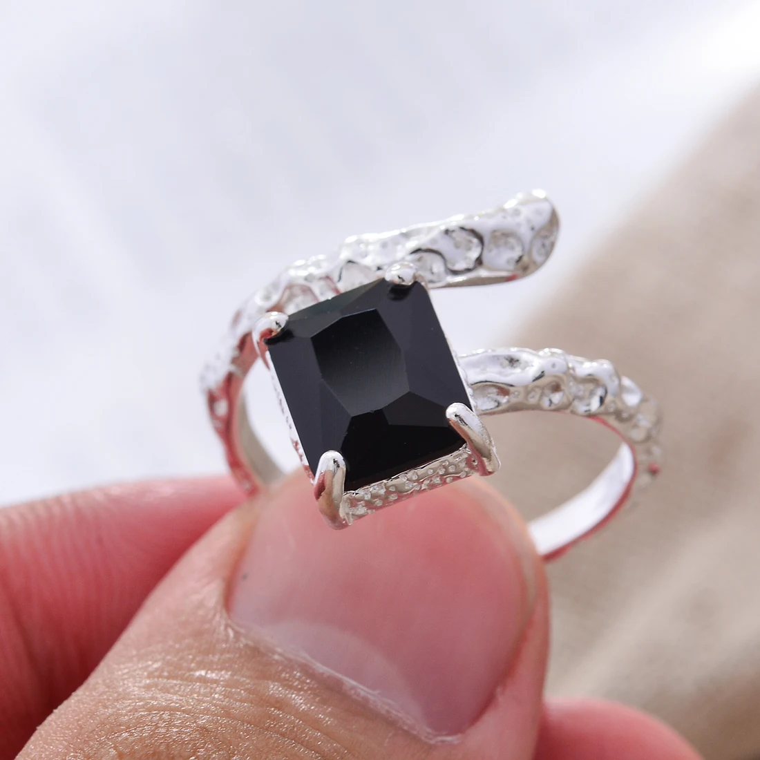 

Hot Sell Trendy Black Crystal Platinum Plated Ladies Finger Open Ring Wholesale Jewelry For Women Never Fade Cheap Gifts