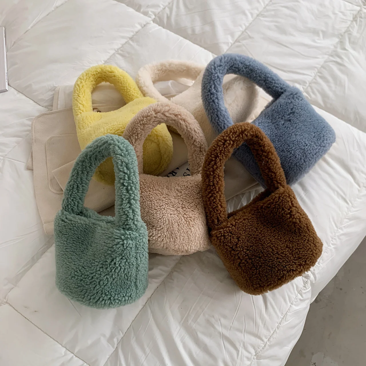 

Women's 2022 New Lamb Wool Bucket Bag handbags Lovely Portable Plush Bag Magnetic Button Casual Solid No Zipper Soft