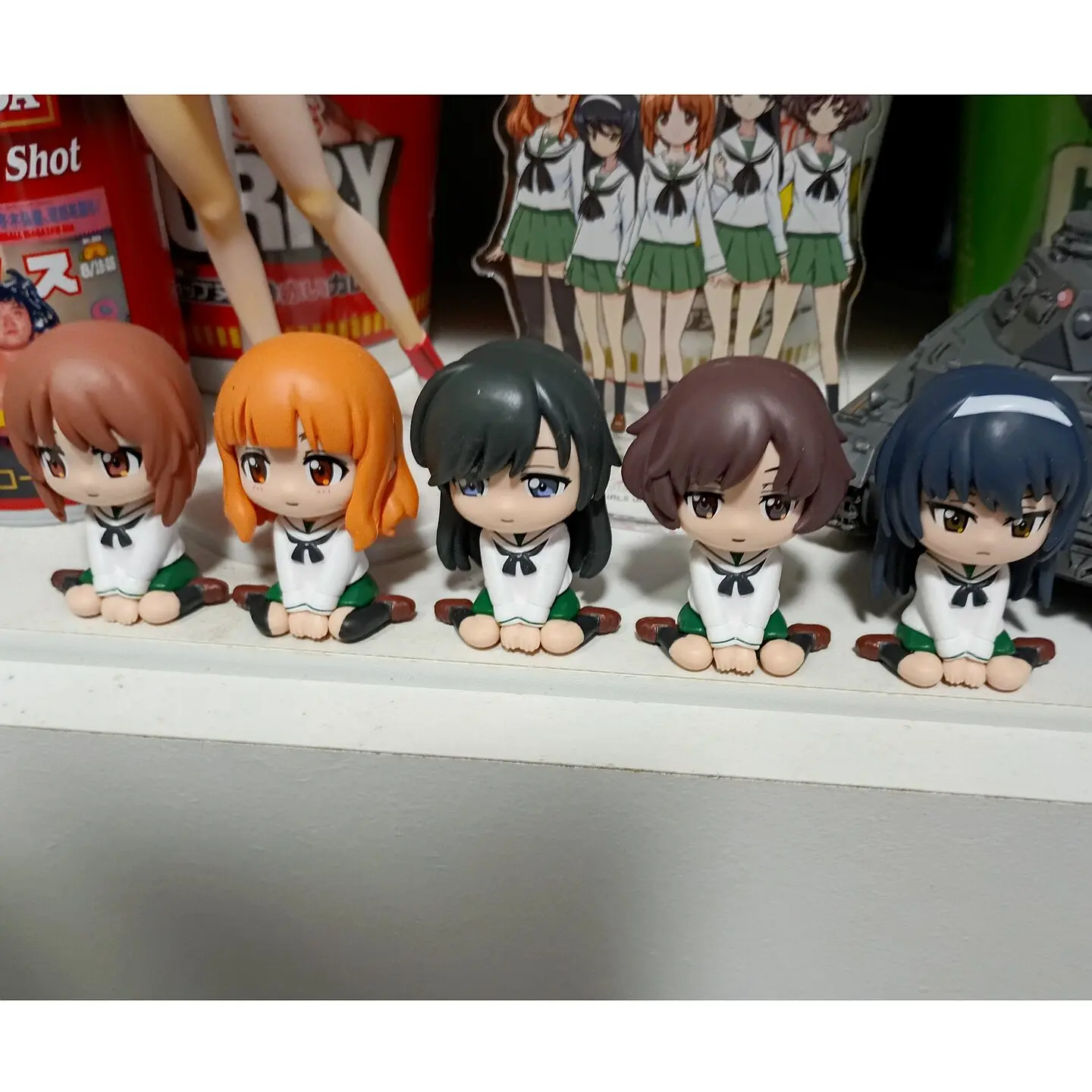 Фото Коллекционная аниме-фигурка Bandai: Girls Und Panzer — Михо, Саори, Юкари, Мако (сидящие девушки, обнимающиеся на коленях) для настольного декора №2