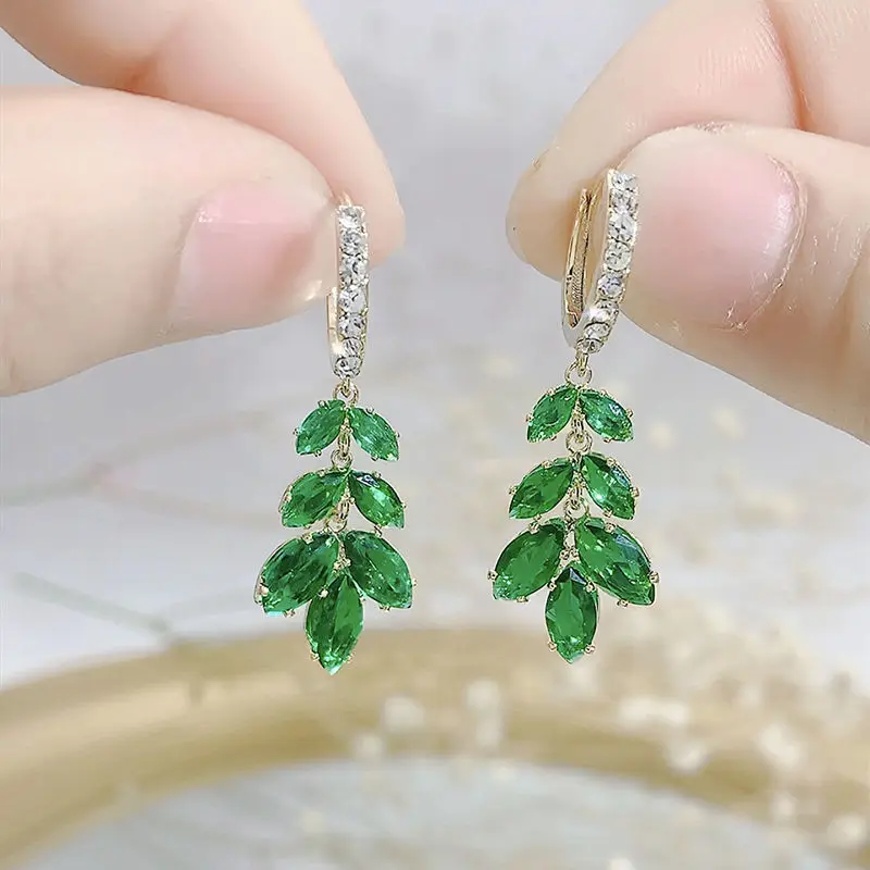 Женские серьги-гвоздики в виде листьев из циркония