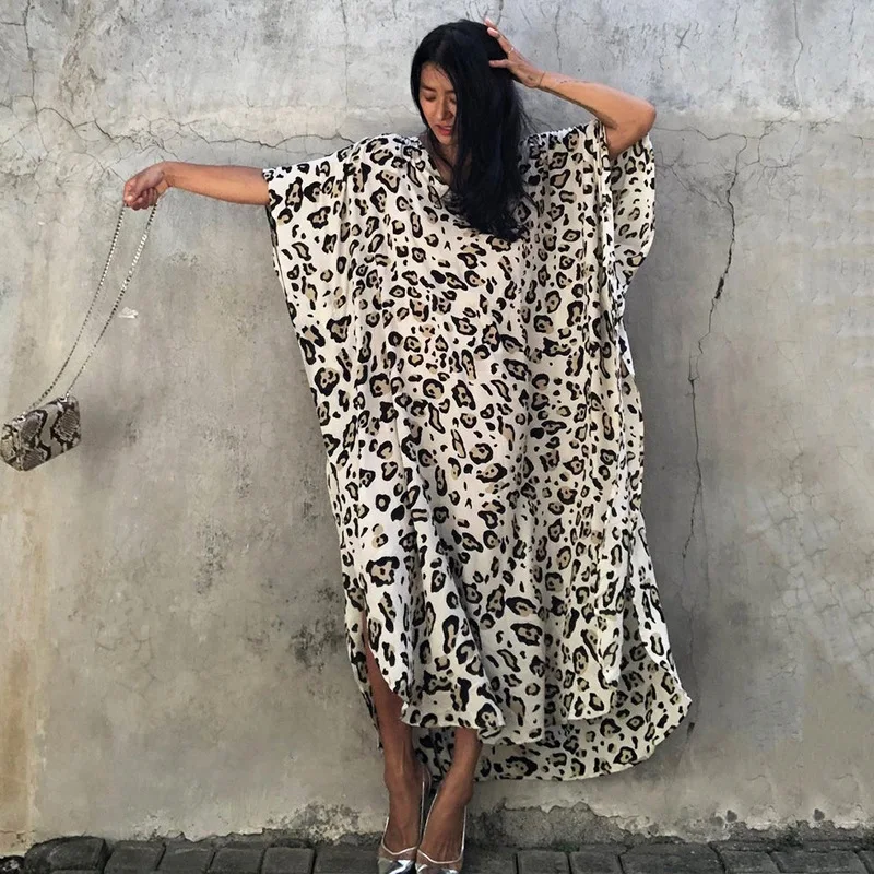 

Женское платье с леопардовым принтом, разрезом и рукавом летучая мышь