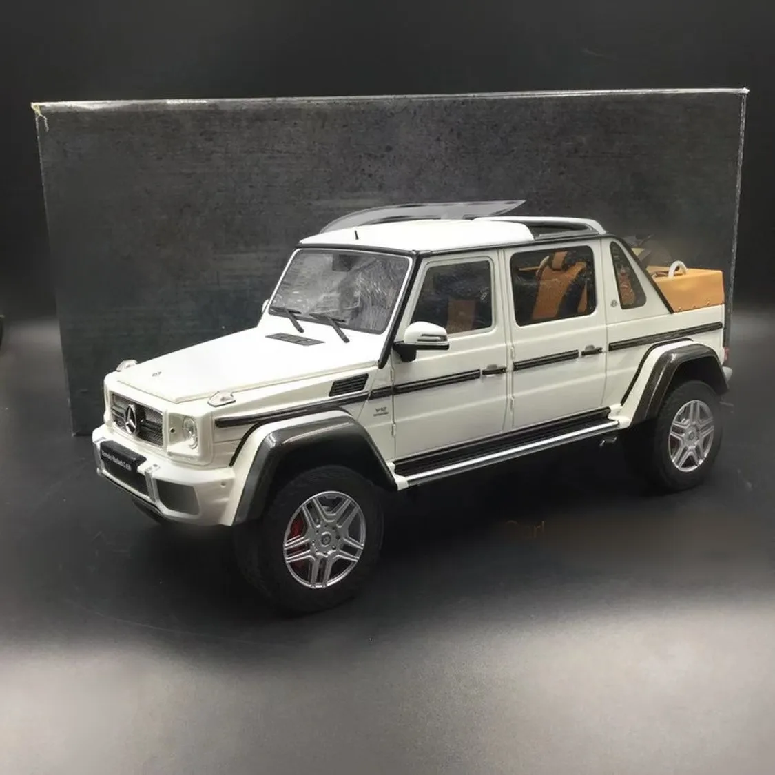 

HeyToys GT Spirit 1/18 Maybach G650 Landaulet KJ022 Asia Exclusive DieCast Model Car Collection Limited Edition Toy Car