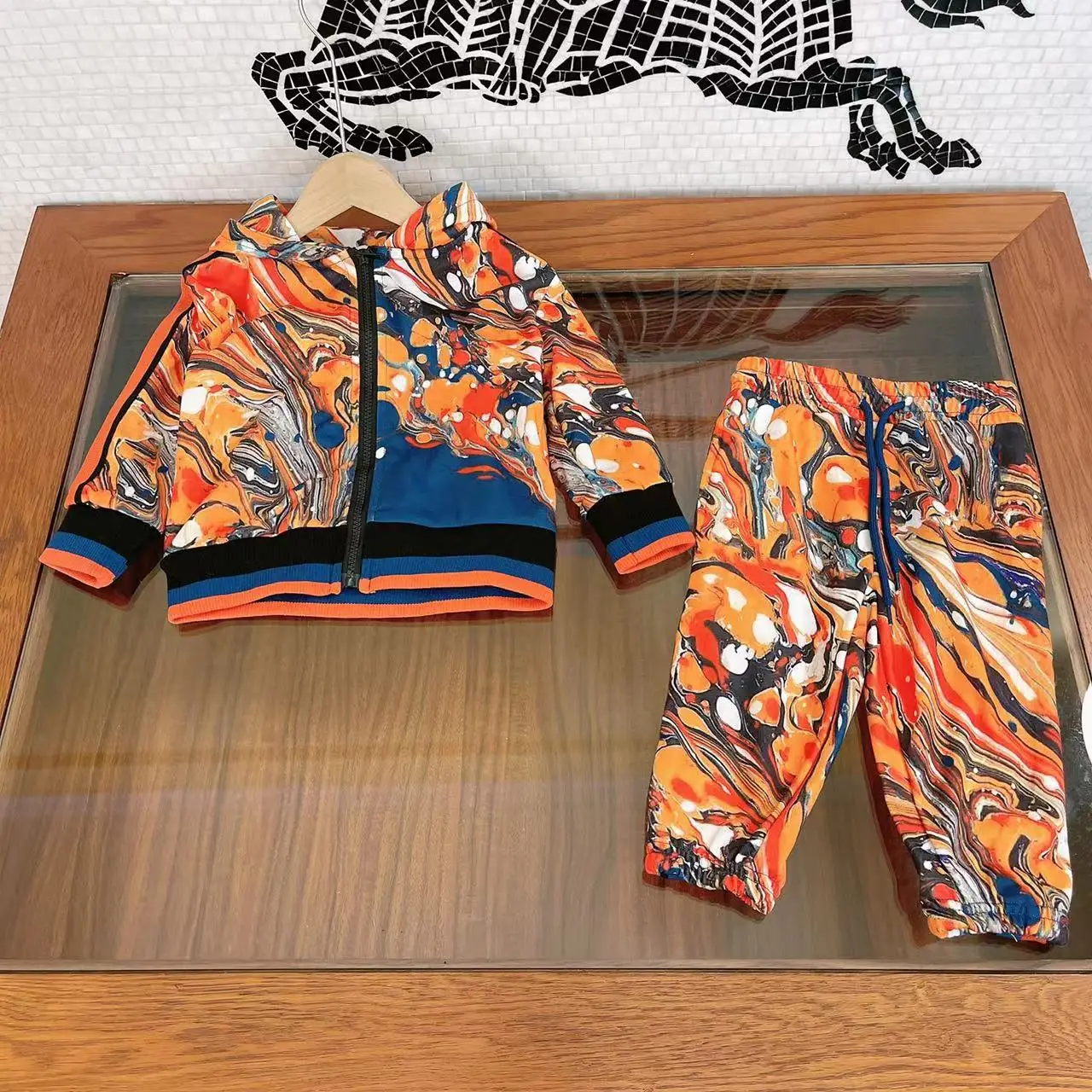 

Brand design children's wear boys' and girls' leisure suit autumn hooded long sleeved top + trousers two-piece fashion trend