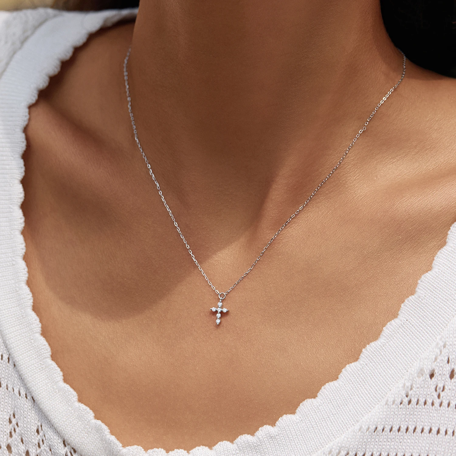 Фото Ожерелье с подвеской MODIAN D Color Moissanite из стерлингового серебра 925 пробы, маленькая цепочка с крестиком, минималистичные изысканные ювелирные изделия, подарочная коробка для женщин №2