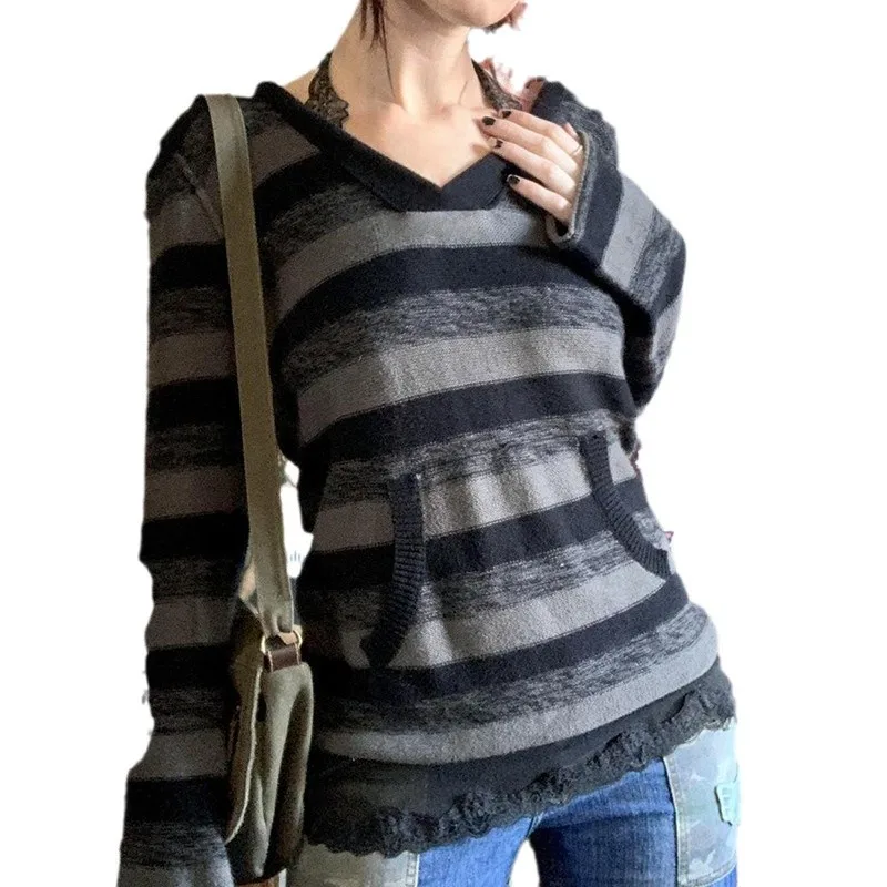 Свободный свитер в полоску с капюшоном американском стиле ретро и глубоким