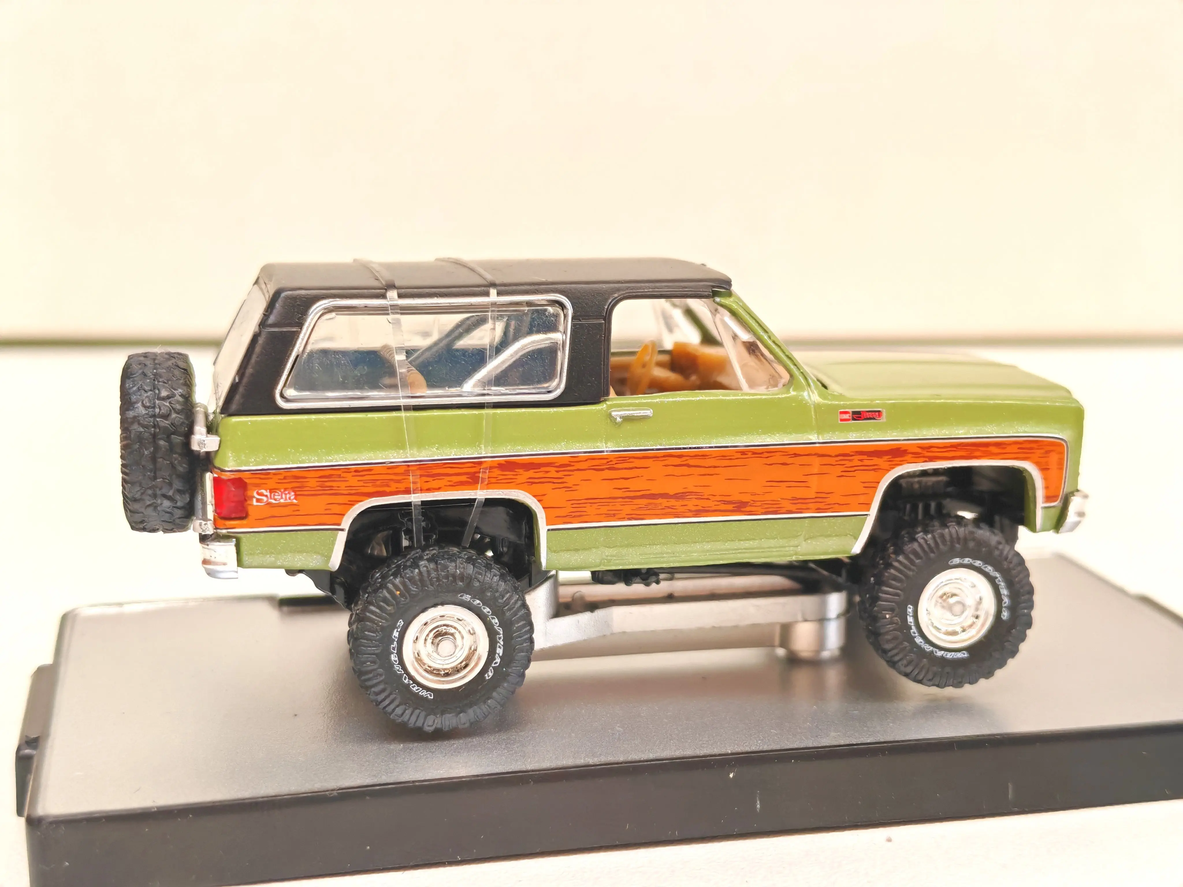 M2 машины 1/64 1973 GMC jimmy Sierra 4X4 S125 литые модели автомобилей из сплава под давлением