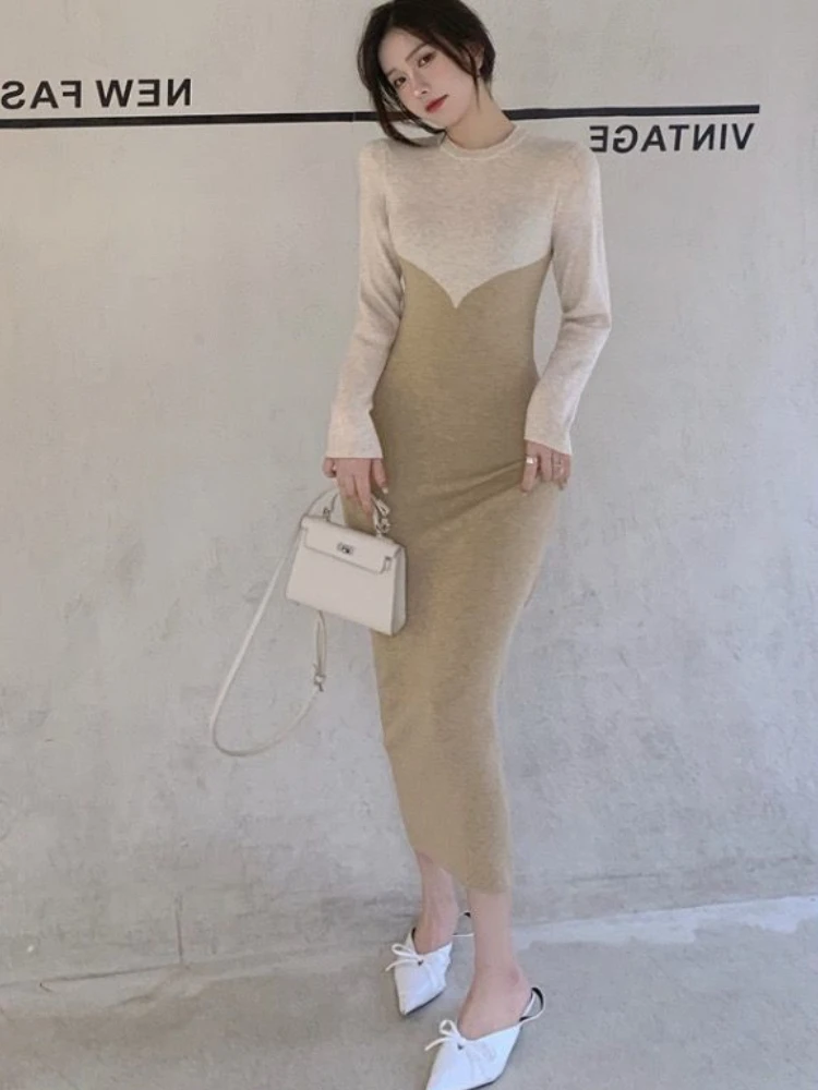 Женское трикотажное платье облегающее средней длины до колен элегантное и