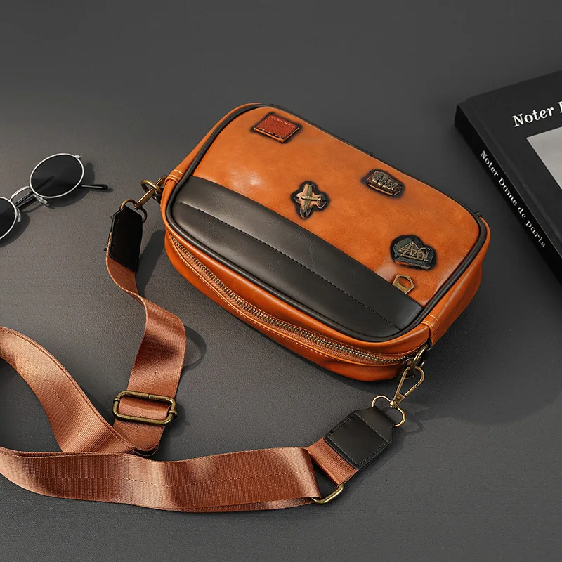 Рисунок 5 - Мужская сумка через плечо в стиле ретро с значком