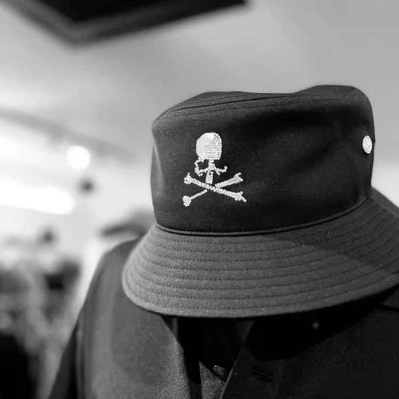 

2023 New MM*J Bucket Hat Dark Rivet Skull Rhinestone Logo MM*J Men's And Women's Sun Hat