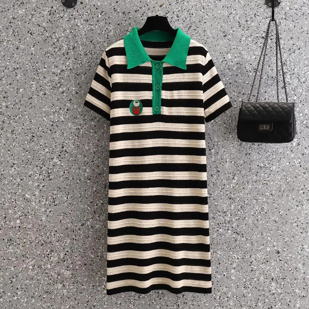 

Женское трикотажное платье-свитер с коротким рукавом и вышивкой