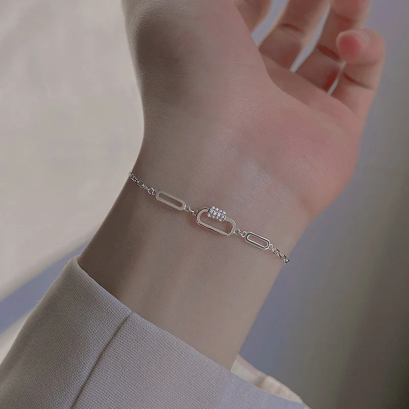 

Ins Fashion Cool Hand Jewelry Hollow Diamond Inlaid Square Geometric Silver Plated Bracelet Women's New Jewelry Electroplate