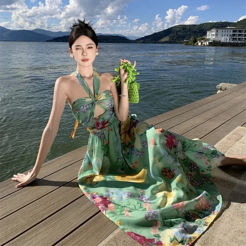 Женское длинное вечернее платье с лямкой на шее в стиле ретро