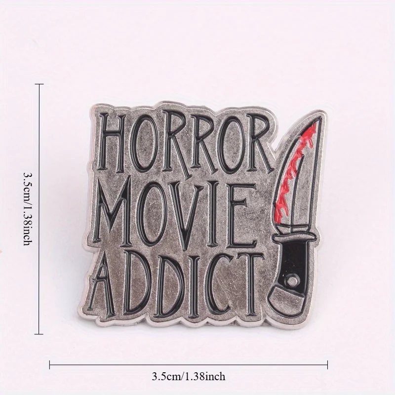 Фото Эмалированная булавка Slasher Cinema — состаренная металлическая отделка с мотивом ножа от брызг крови, типография «Horror Movie Addict» для Gore F №4