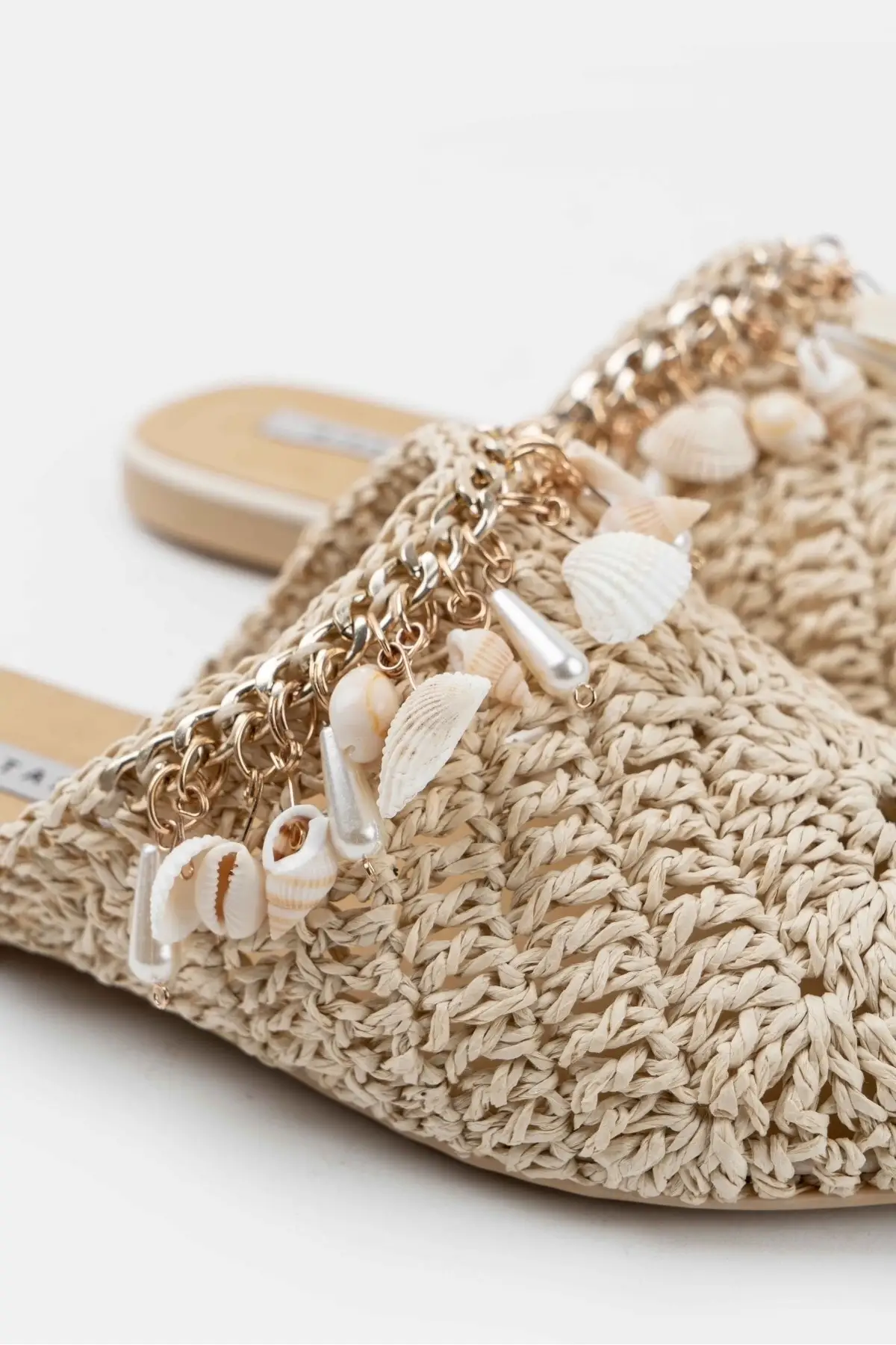 

481 sea shell detail straw knitted front indoor slippers