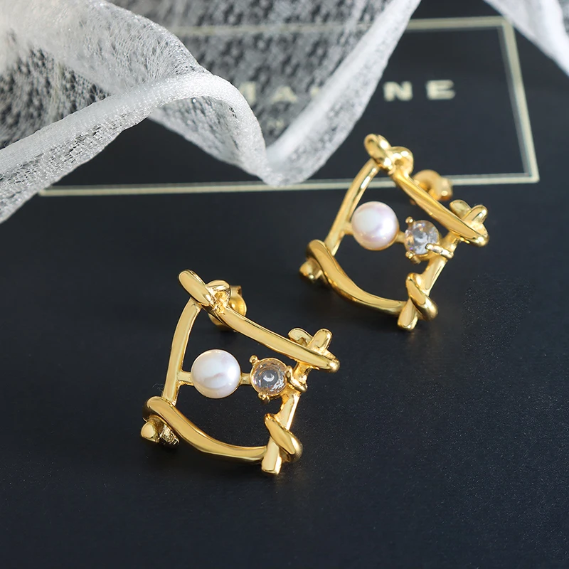 

Geometric Freshwater Pearl Women'S Earrings Personalized Design Inlaid With Zircon Earrings Imitation Pearl Temperament Earrings