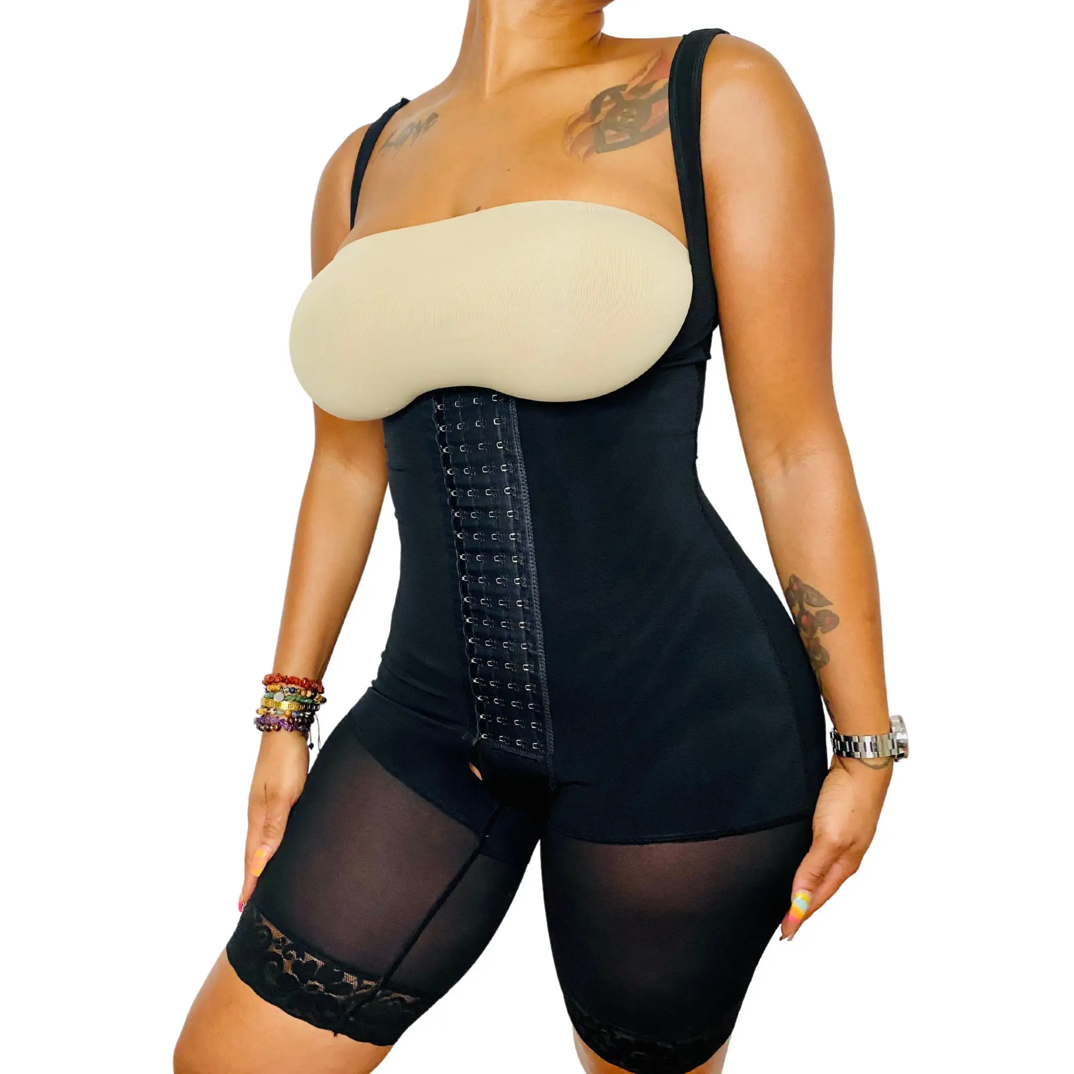 Small waist luna. Wide Hips small Waist. Curvy woman body. Small Waist Luna face