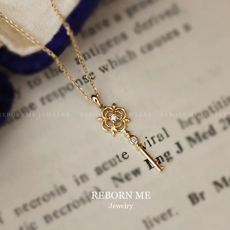 

Женская цепочка с подвеской в виде ключа