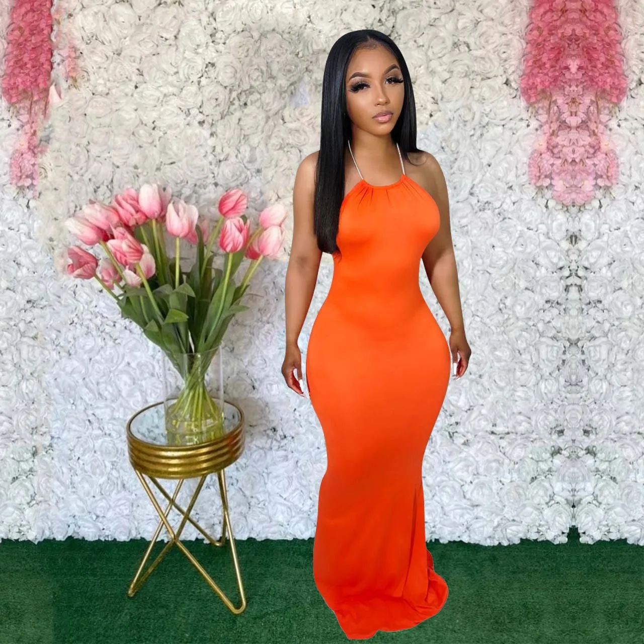 

Женское платье-макси с открытыми плечами и лямкой на шее