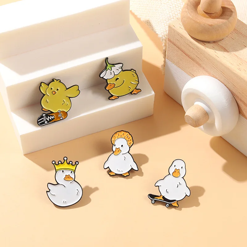 Cute Yellow Duckling Enamel Brooch Duck Mother Untitled Goose Skateboard Crown Fun Metal Badge Costume Lapel Pin Jewelry