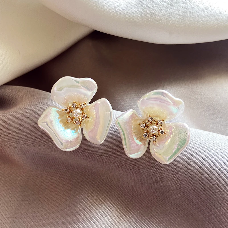 Женские серьги-гвоздики с французским жемчужным цветком легкие роскошные