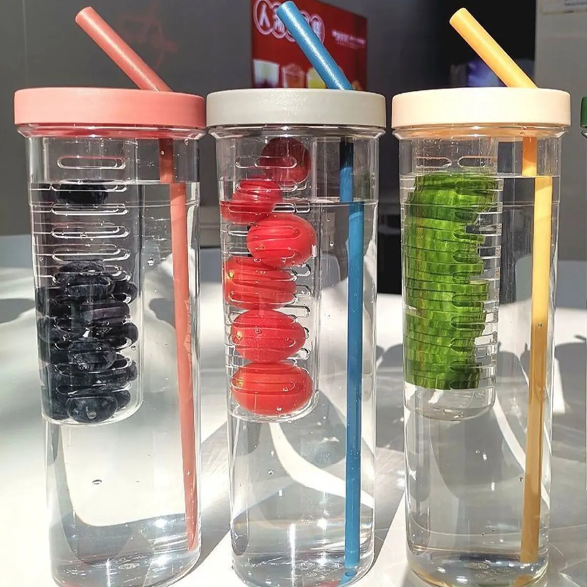 

700ml Clear Plastic Juice Bottles with Tea Infuser and Straw Portable Drink Bottles Lemon Juice Fruit Homemade Beverages Water B