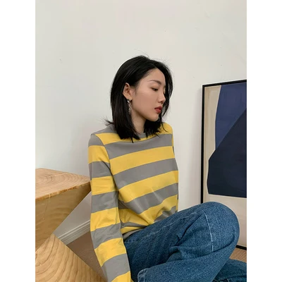 

A Women's T-shirt Little Bee Color-matching Striped Cotton T-shirt is thinner