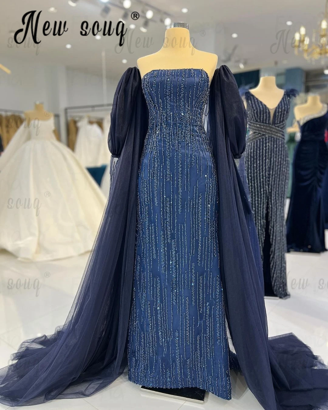 Женское вечернее платье без бретелек темно-синее с двумя рукавами-накидками