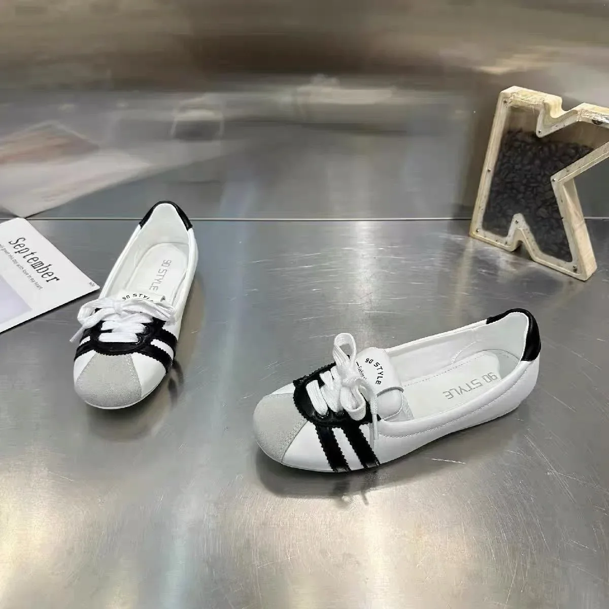 Женские кроссовки на плоской подошве с круглым носком