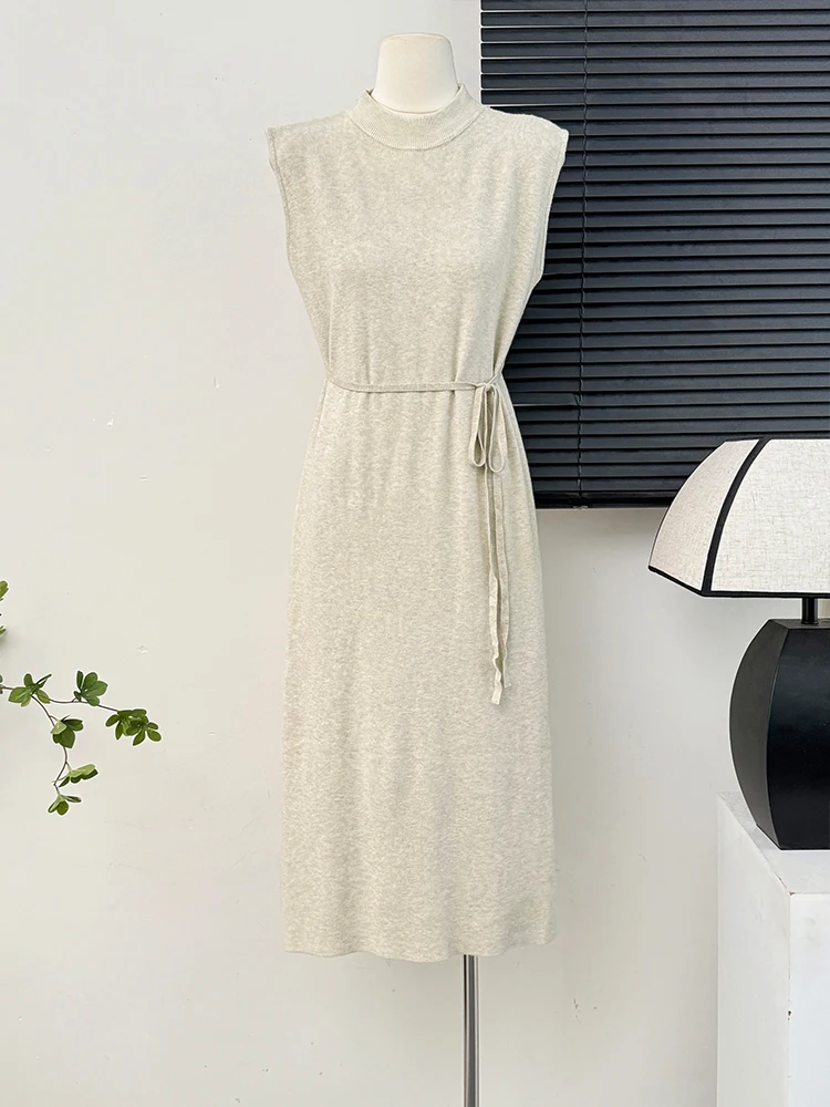 Женское трикотажное платье-водолазка с поясом