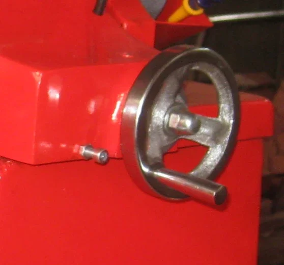 Автоматическая машина для обрезки клапанов двигателя