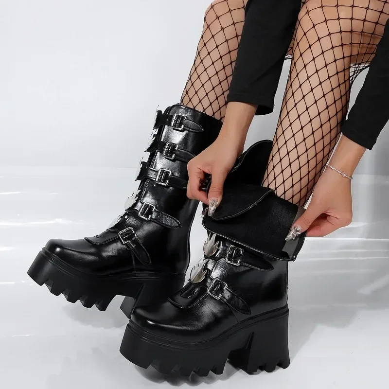 

Женские ботинки, брендовые новые ботинки в готическом стиле на платформе с металлическим украшением, женские ботинки до середины икры, зимняя удобная женская мотоциклетная обувь на танкетке