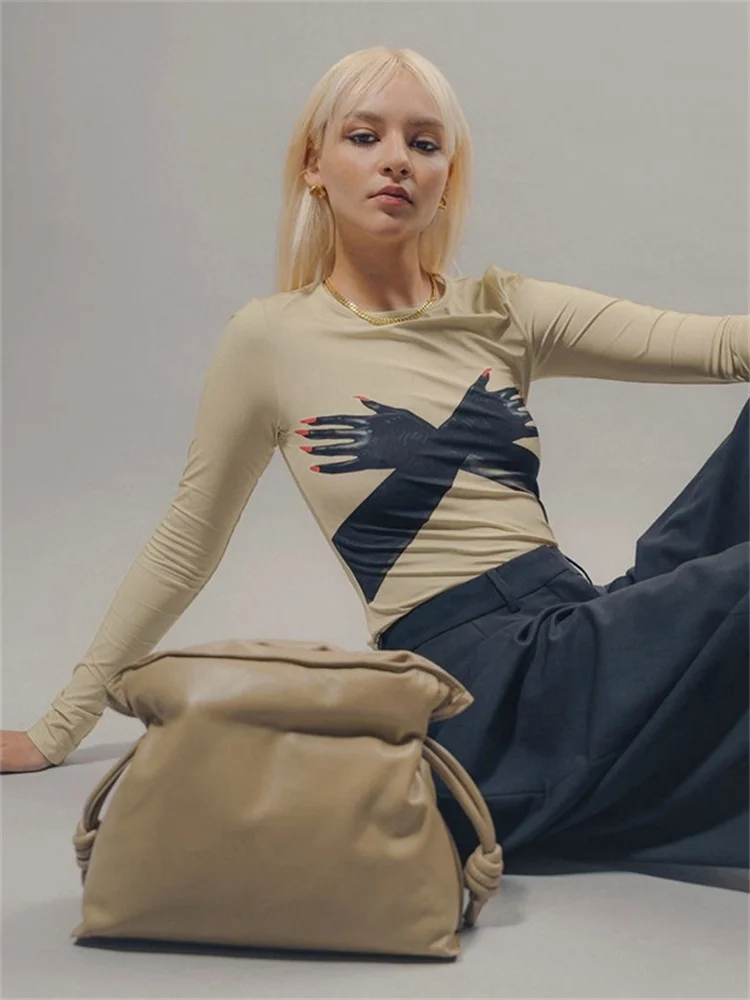 

Женская футболка с длинным рукавом, круглым вырезом и принтом рук