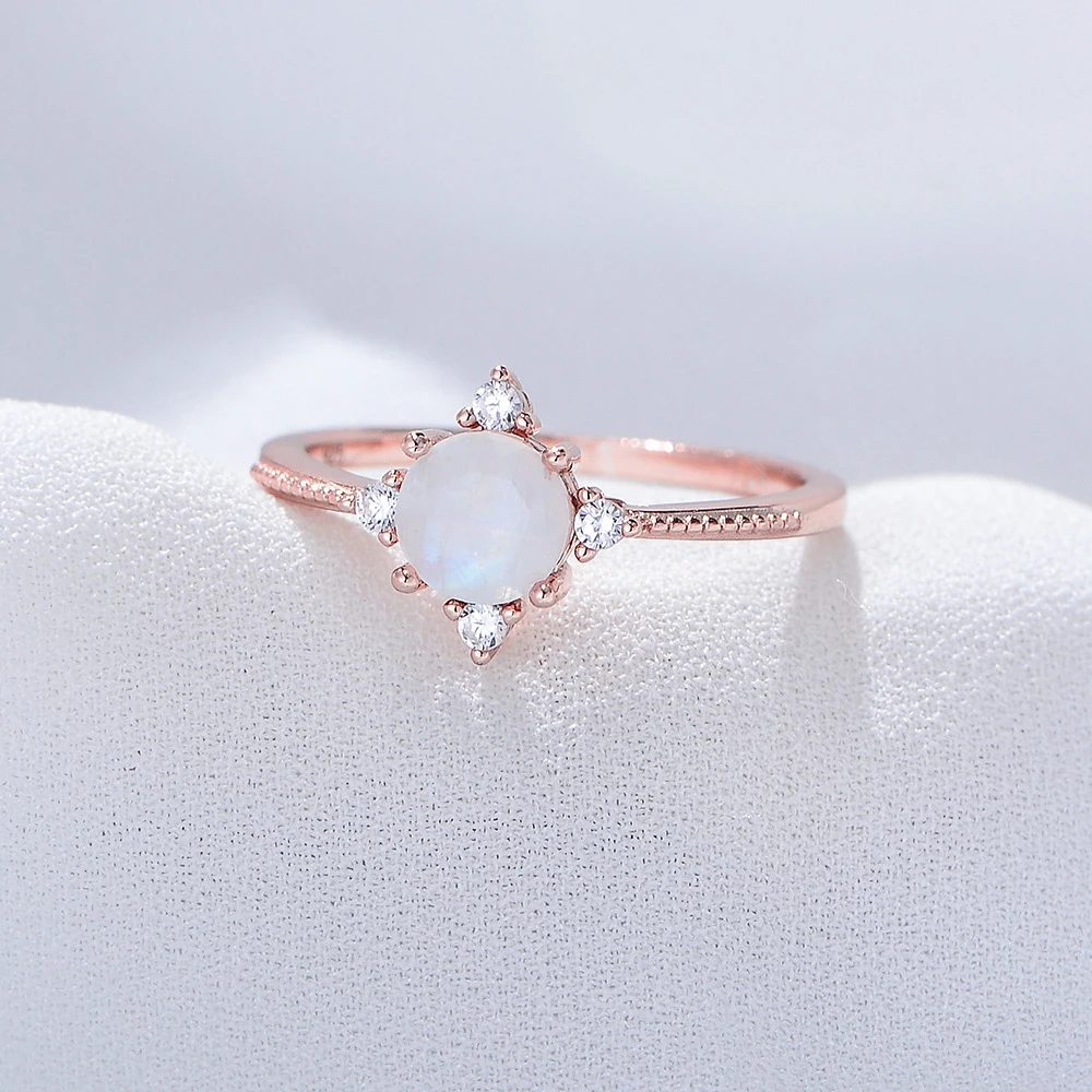 

Кольцо женское из серебра 925 пробы с натуральным лунным камнем