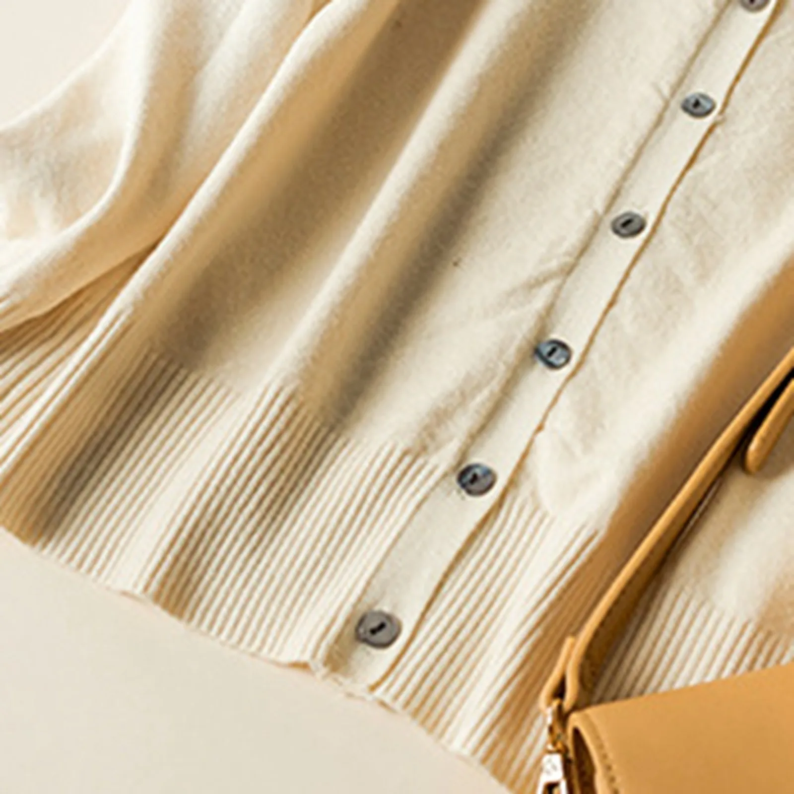 Женский однотонный вязаный кардиган в нежном стиле с длинным рукавом и v-образным