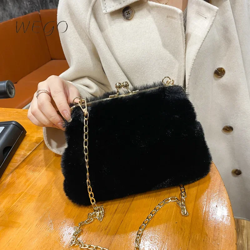 

Плюшевая сумка через плечо с металлической застежкой, женский клатч, новинка 2023, зимняя вместительная Роскошная портативная плюшевая сумка на плечо