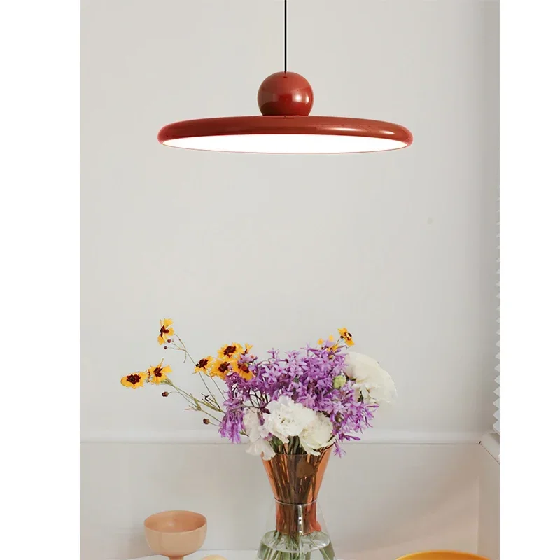 Ретро-люстра в средневековом стиле с зеленым летающим блюдцем