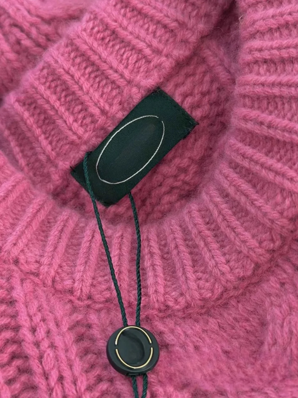 Поздний осенне-зимний свитер малинового цвета с круглым вырезом и витым цветком