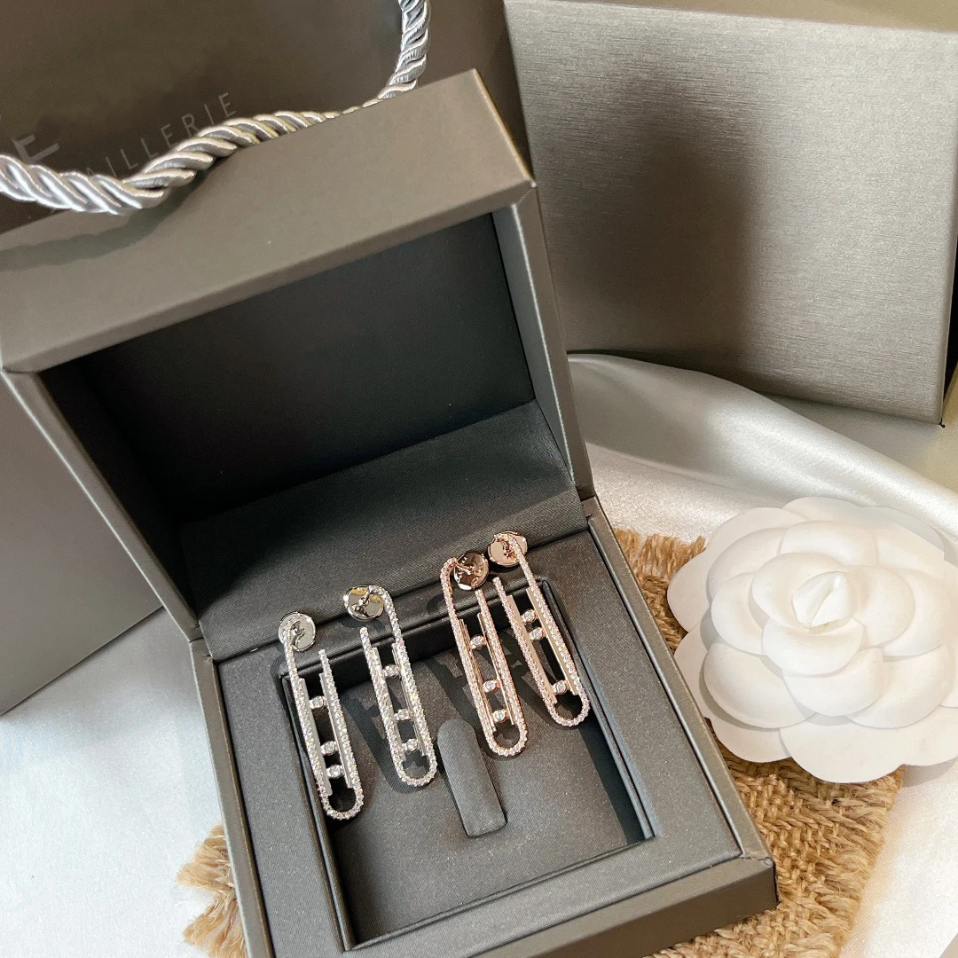 

Fashion Classic 925 Sterling Silver Ladies Stud Earrings Trend Personality Simple Fashion Artifact