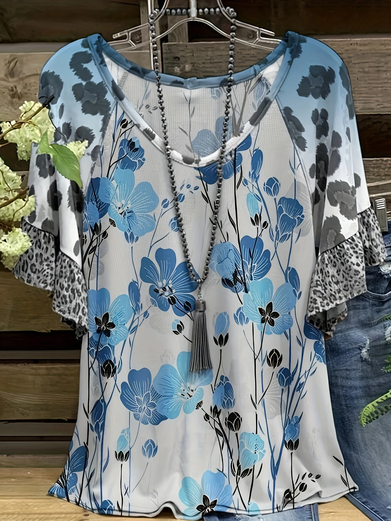 Женская футболка с цветочным принтом и V-образным вырезом