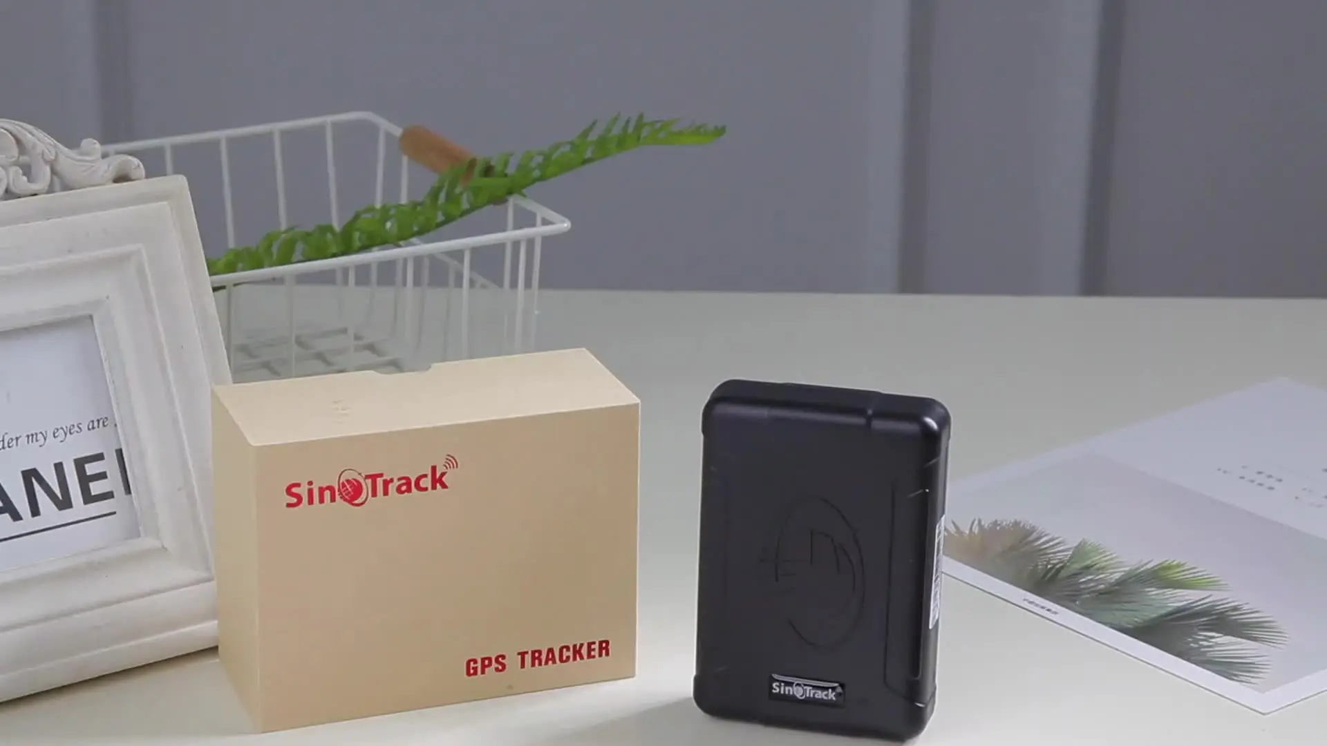 

Аккумуляторный телефон с gps-трекером и системой отслеживания