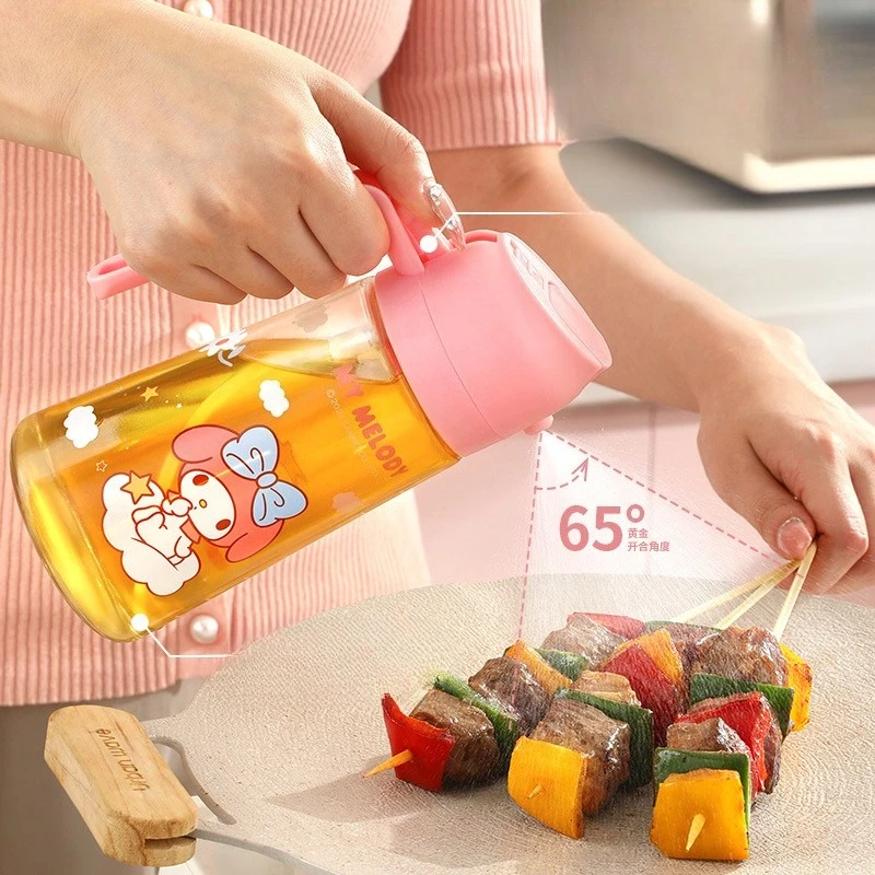 Фото Милый стеклянный дозатор для масла Sanrio KT Cat, бутылка для масла с двойным назначением (спрей и дозатор), антипригарная емкость для масла, герметичная бутылка для соусов и приправ для кухни №3