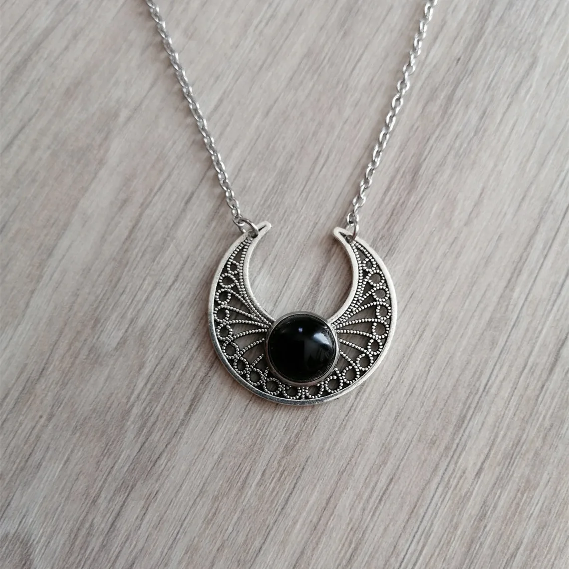 

Gothic Crescent Black Stone Necklace Women Girls Pagan Witchcraft Jewelry Accessories Gift Vintage Pattern Moon Charm Choker New
