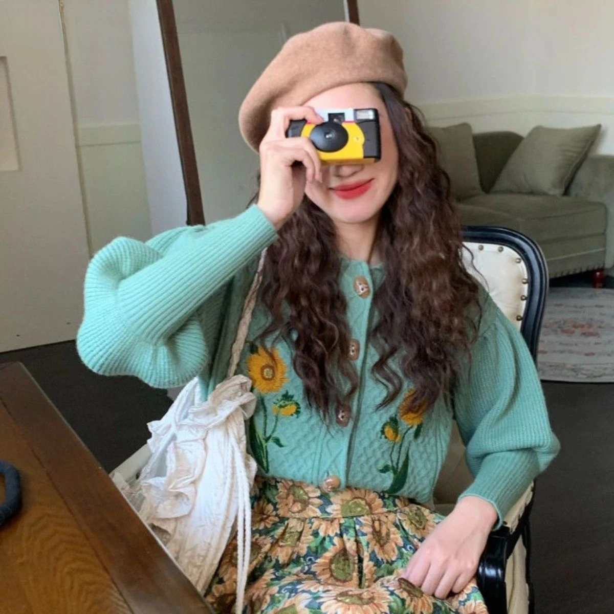 Женский вязаный кардиган с цветочной вышивкой